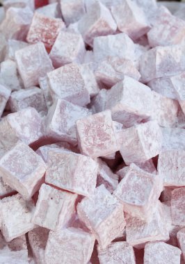 Geleneksel gül aromalı Türk lezzetleri. Sokak pazarında gösterilen eşyalar