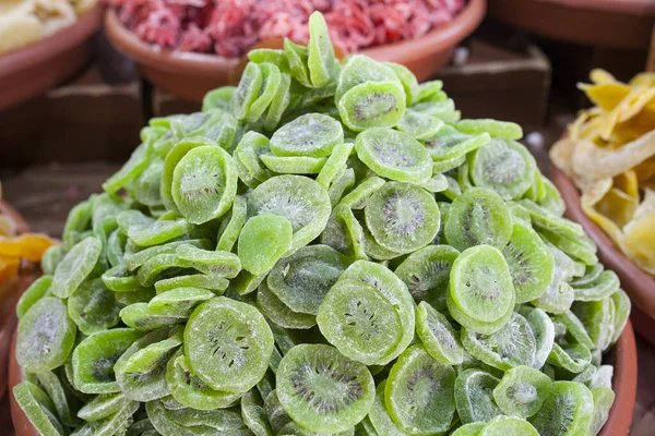 Bowl Dried Kiwifruit Slices Displayed Street Market Stall — Stock Photo, Image