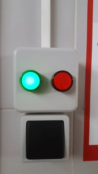 公衆トイレに接続されているスイッチで 占有されているかどうかを通知します Covid 19パンデミック時の衛生習慣の概念 — ストック写真