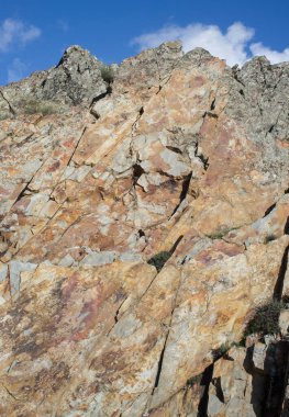 Sierra de la Mosca, Caceres, İspanya 'daki kuvarsit kayaları zirveleri. Tüm arma görünümü