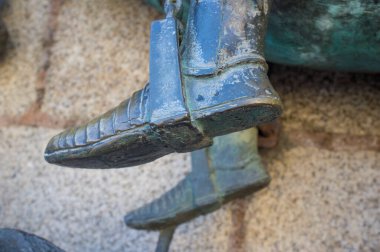 Aziz George 'un ayağı üzengide. İspanya, Caceres 'de bronz heykel