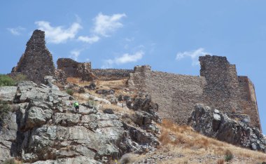 Kaya tırmanışçısı Magacela Castle Hill 'e tırmanıyor. La Serena Bölgesi, Extremadura, İspanya