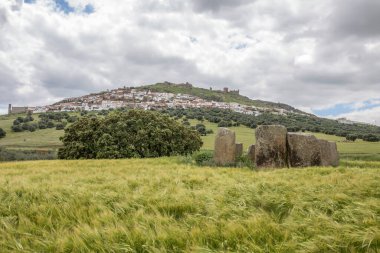 Magacela kasabası. Görüntü: Dolmen of Cerca del Marco, Extremadura. İspanya
