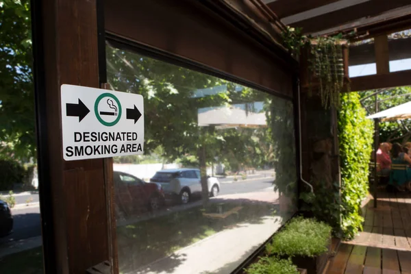 Designated Smoking Area Sign Pointing Open Garden Area Hotel Smoking — Stock Photo, Image