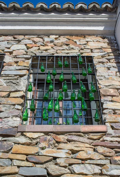 Αγροτική Κατοικία Σπίτι Παράθυρο Διακοσμημένο Κρεμαστά Πράσινα Γυάλινα Μπουκάλια Προβολή — Φωτογραφία Αρχείου