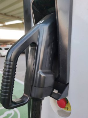 Elektrikli araba şarj istasyonunda araç bağlantısı. Seçici odak