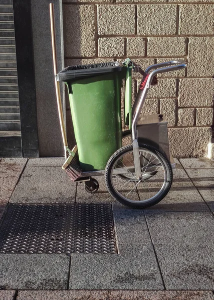 Street Sweeper Cart Green Dumpster Sweep Downtown Background — Zdjęcie stockowe