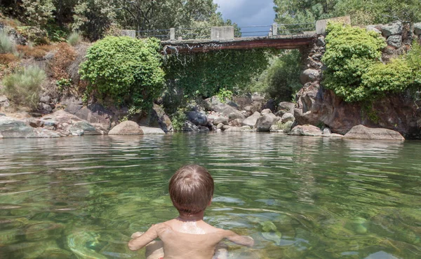 Child Boy Maquina Natural Swimming Pool Crystal Clear Waters Spot — Stock fotografie