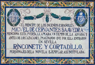 Seville, İspanya - 27 Eylül 2020: Miguel de Cervantes Saavedra anıt plaketi, Rinconete y Cortadillo romanı, Seville, İspanya