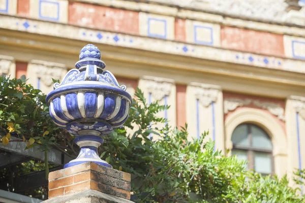 西班牙安达卢西亚塞维利亚San Telmo宫附近的彩色陶瓷顶部花瓶 砖墙顶部 — 图库照片
