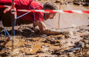 Merida, İspanya - 11 Eylül 2022 FarinatoRace Merida 2022. Dünyanın en zor engelli parkuru. Kabloların altında sürünüyor
