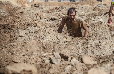 Merida, İspanya - 11 Eylül 2022 FarinatoRace Merida 2022. Dünyanın en zor engelli parkuru. Siper dikenli tellerle doldu.