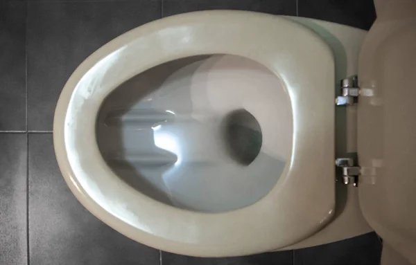 Vecchia Toilette Regolare Con Uso Eccessivo Acqua Servizi Igienici Bassa — Foto Stock