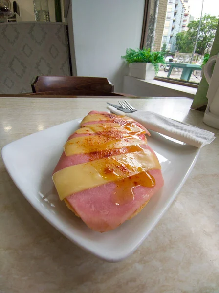 Ham Roti Panggang Dengan Irisan Keju Ditaburi Dengan Pimenton Vera — Stok Foto