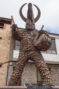 Piornal, İspanya - 9 Ocak 2022 Jarramplas heykeli. Jesus M., Jose L ve diğerleri tarafından 2015 'te yapıldı.