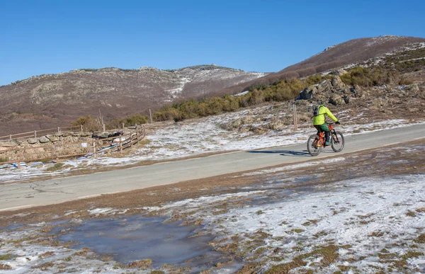 Mtb Biker Climbing Mountain Pass Roadside Snow Ice Ponds — Stock Photo, Image