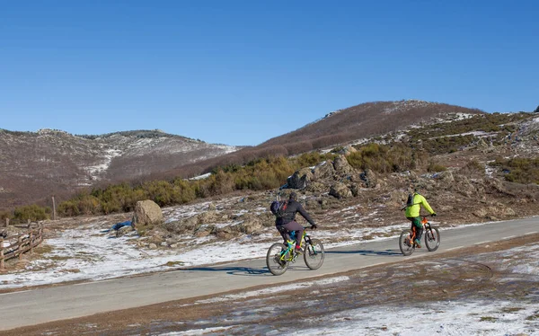 Vtt Cyclistes Escalade Col Montagne Bord Route Avec Étangs Neige — Photo