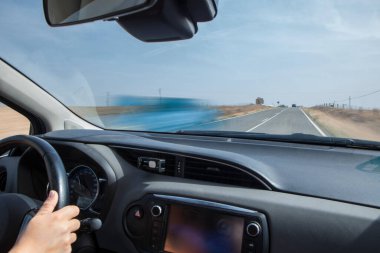 Sürücüyü sürekli bir çizgide ve değişen bir değişimle bir araba geçiyor. Hareket bulanık görüntü