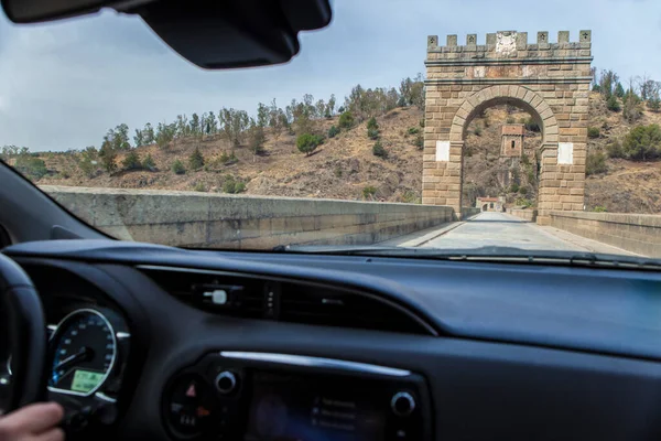 横跨公元前二世纪至今仍在使用的阿尔坎塔拉罗马桥从车内看 — 图库照片