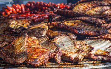 Domuz kaburgalarıyla dolu kocaman dairesel ızgara. Seçici odak