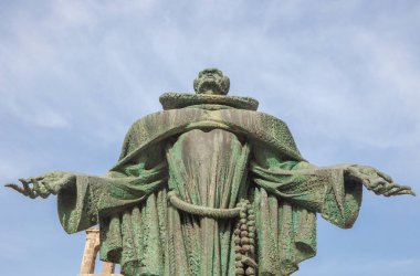 Alcantara, İspanya - 6 Ekim 2022 San Pedro de Alcantara heykeli, Alcantara Caceres, İspanya. Jose Navarro Gabaldon heykeltıraş, 1976