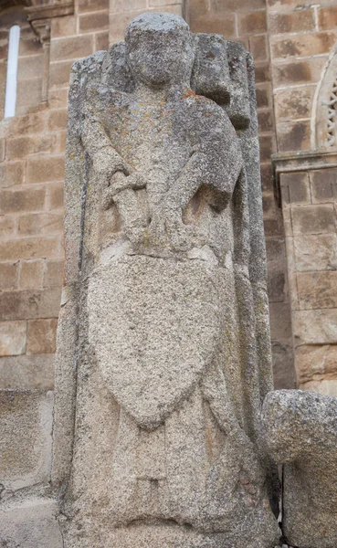 西班牙埃斯特雷马杜拉 阿尔坎塔拉 圣玛丽亚 德阿尔莫科瓦尔教堂主门口的阿尔坎塔拉石像骑士 — 图库照片