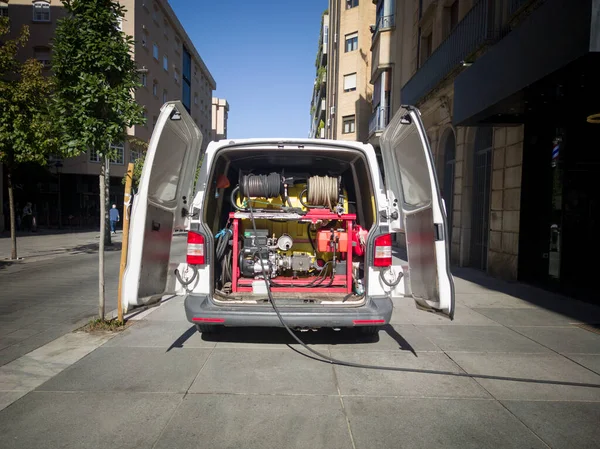 Arka kapıları açık bir kanalizasyon aracı iş yerinde. Hidrolik motor pompası görünür