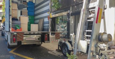 Şehir merkezinde yarı karavan nakliye kamyonu ve merdiven gerdirme. Kentsel alan kavramı taşıyor