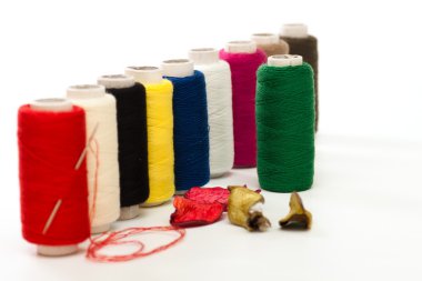 renkli iplik ve iğne