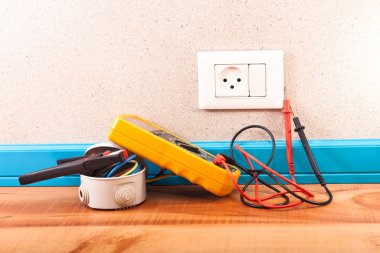 Електромонтаж в кімнаті