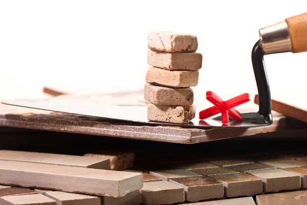 Travailler avec des carreaux de céramique — Photo