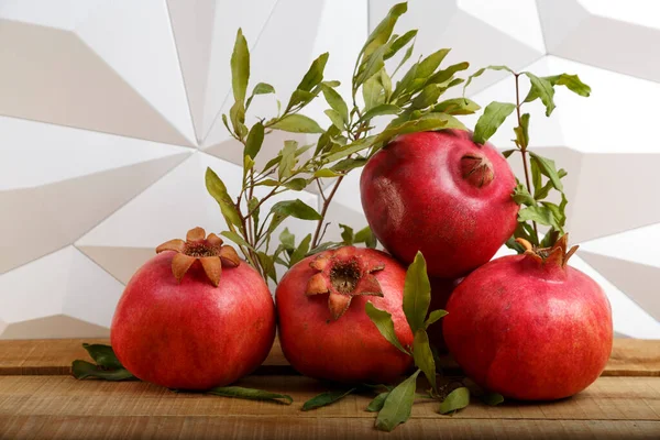 Mogna Röda Granatäpplen Med Gröna Blad Grenarna Mot Bakgrund Form — Stockfoto