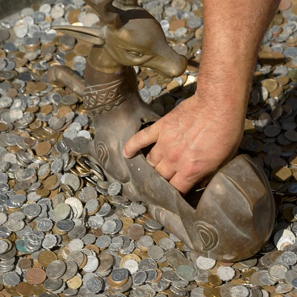 Mano Del Hombre Fondo Las Monedas Que Han Salido Circulación — Foto de Stock