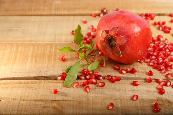 Whole Pomegranate Juicy Red Grains Wooden Table — Stock Photo, Image