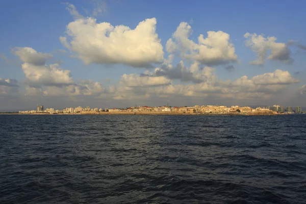 雲の中を日光が流れ 地中海沿岸の古代都市アクコを照らす — ストック写真