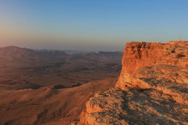 Güneş doğarken Makhtesh Ramon kraterinin kenarında.