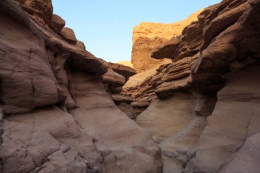 Nehrin bir zamanlar yıkanmış sularının parlak kesim dokusu.