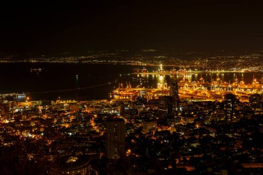 Gece ışığıyla aydınlatılmış liman.