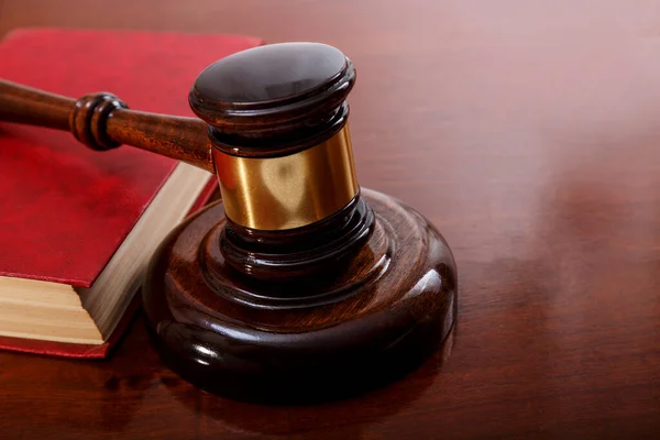 Judge Gavel Book Red Cover Table — Stock Photo, Image