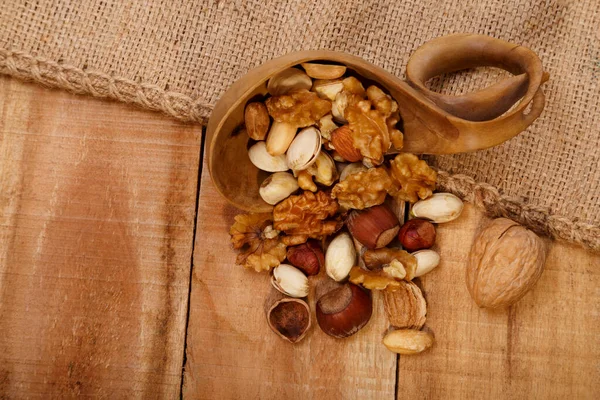 Walnüsse Haselnüsse Pistazien Aus Einer Tüte Auf Einem Holztisch Verstreut — Stockfoto