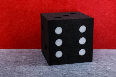 Kırmızı zemin üzerinde akustik polyesterden yapılmış siyah zar