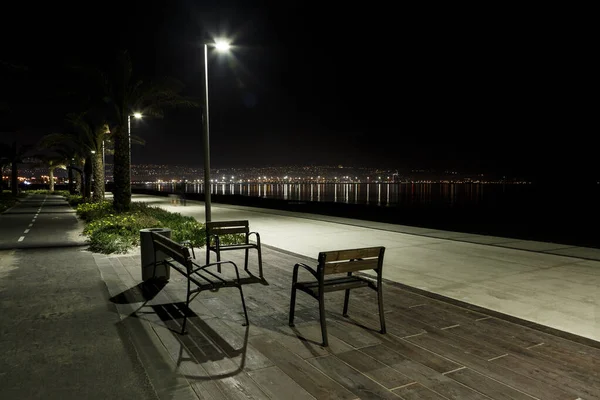 Bancs Sur Promenade Lumières Incandescentes Réfléchissant Sur Surface Mer Nuit — Photo