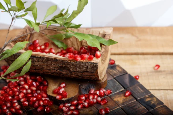 Seeds Ripe Red Pomegranate Scattered Cut Tree — Stock Photo, Image