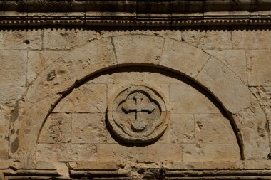 Antik Akko şehrinde Aziz George kilisesinin haçı olan bir duvar parçası.