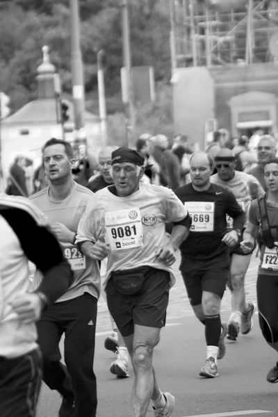 Praag marathon van 2014 in b&w — Stockfoto