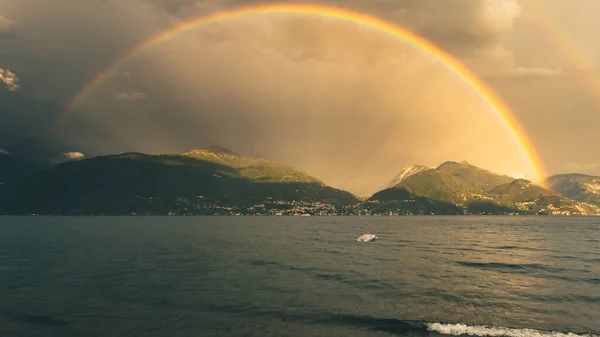 Dağların üzerinden Rainbow.