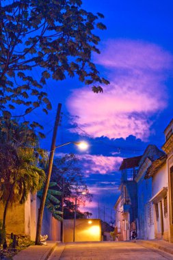 nacht straat in santiago, cuba