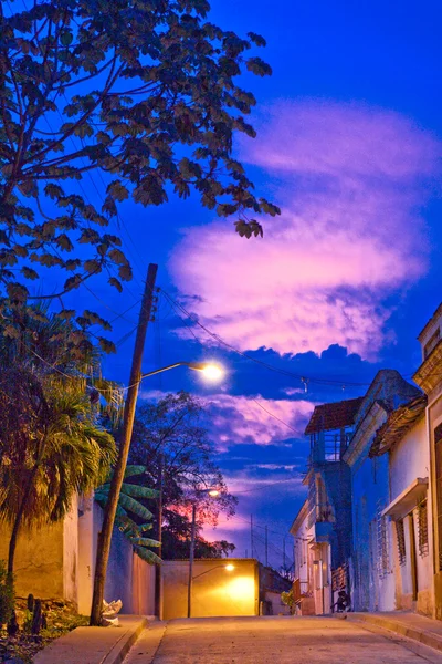 在古巴圣地亚哥街头的夜晚 — 图库照片