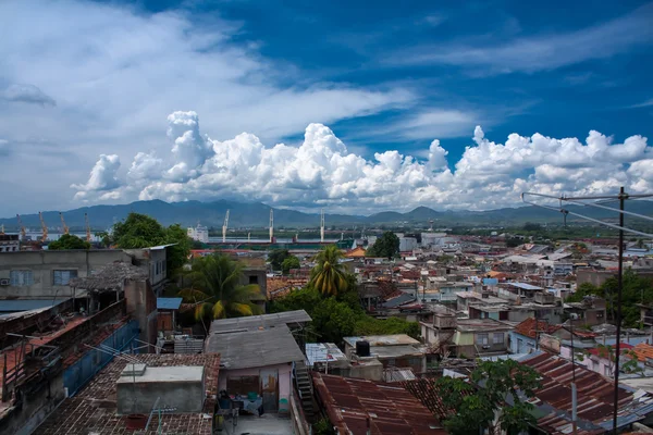 Nuvens sobre Santiago de Cuba porto — Fotografia de Stock