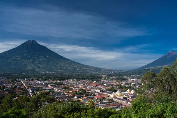 Valley of Antigua Guatemala and two volcanos — Stock Photo, Image